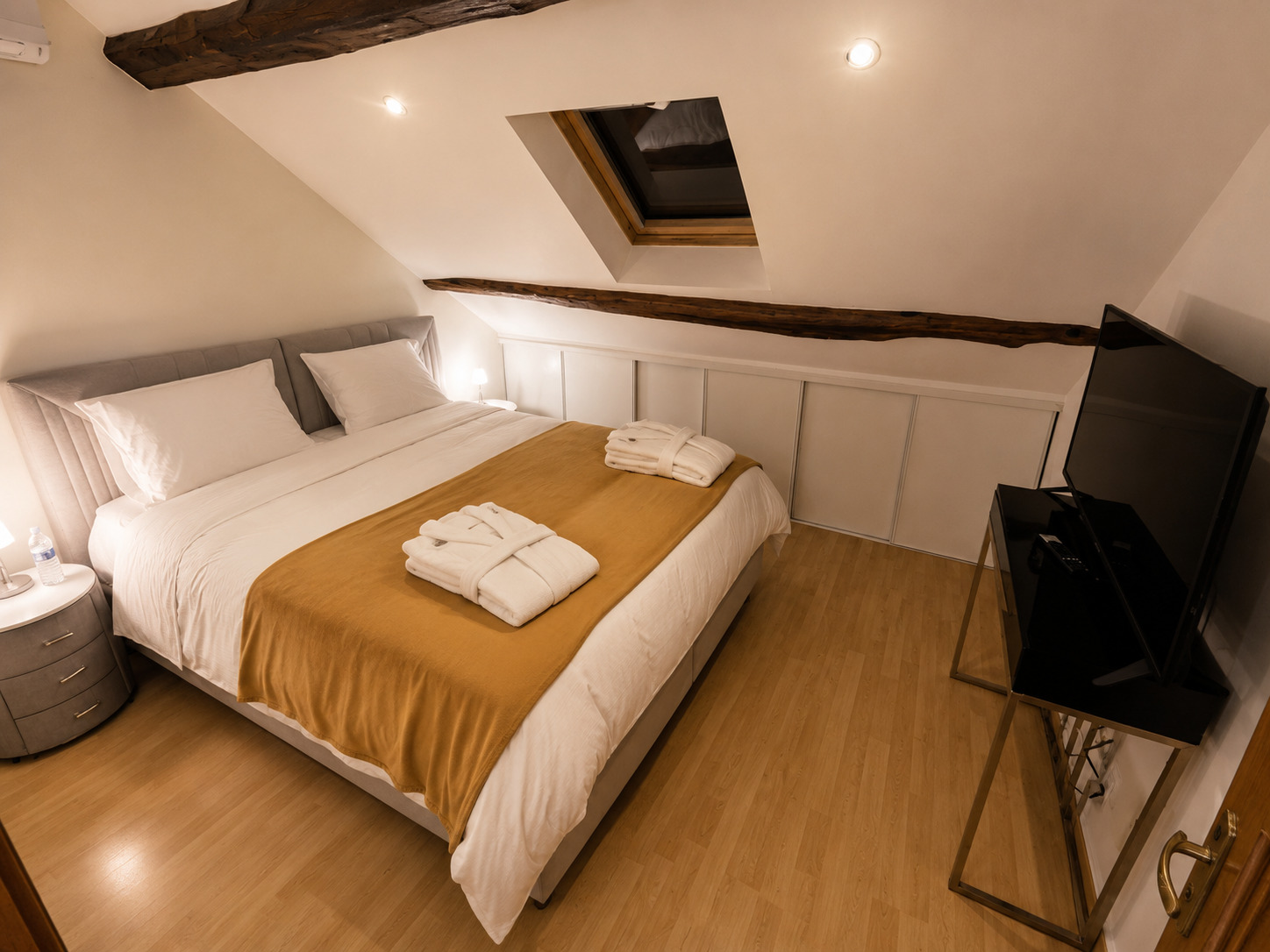 Chambre principale avec lit king size, climatisée — location Bruyères-le-Châtel, Essonne