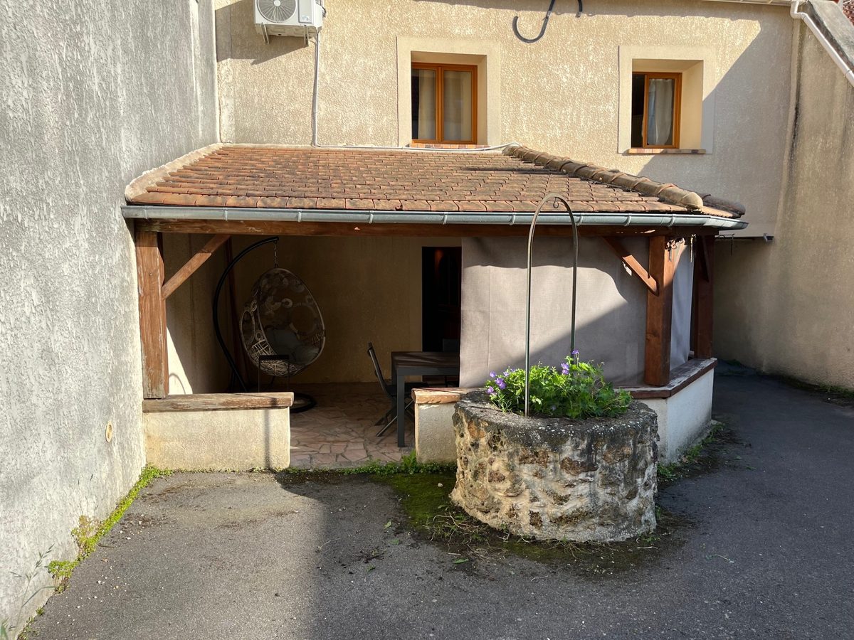 Cour intérieure privative avec puits ancien — location de charme à Bruyères-le-Châtel