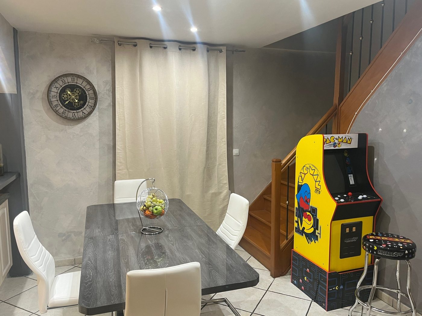 Salle à manger conviviale pour 5 personnes — location La Maison du Bonheur, Essonne