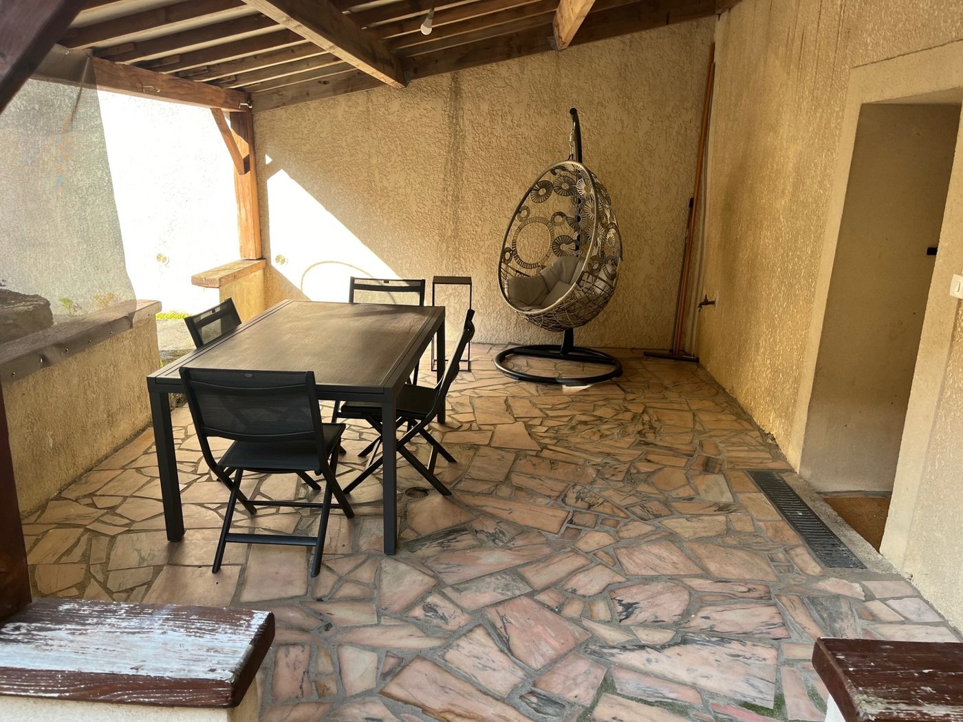 Terrasse privative sous auvent dans la cour intérieure — maison de ville en Essonne